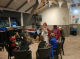 Sinterklaasfeest bij S.K.N.W.K. voor JO7-1 van vrijdag 1 december 2023 (149/180)